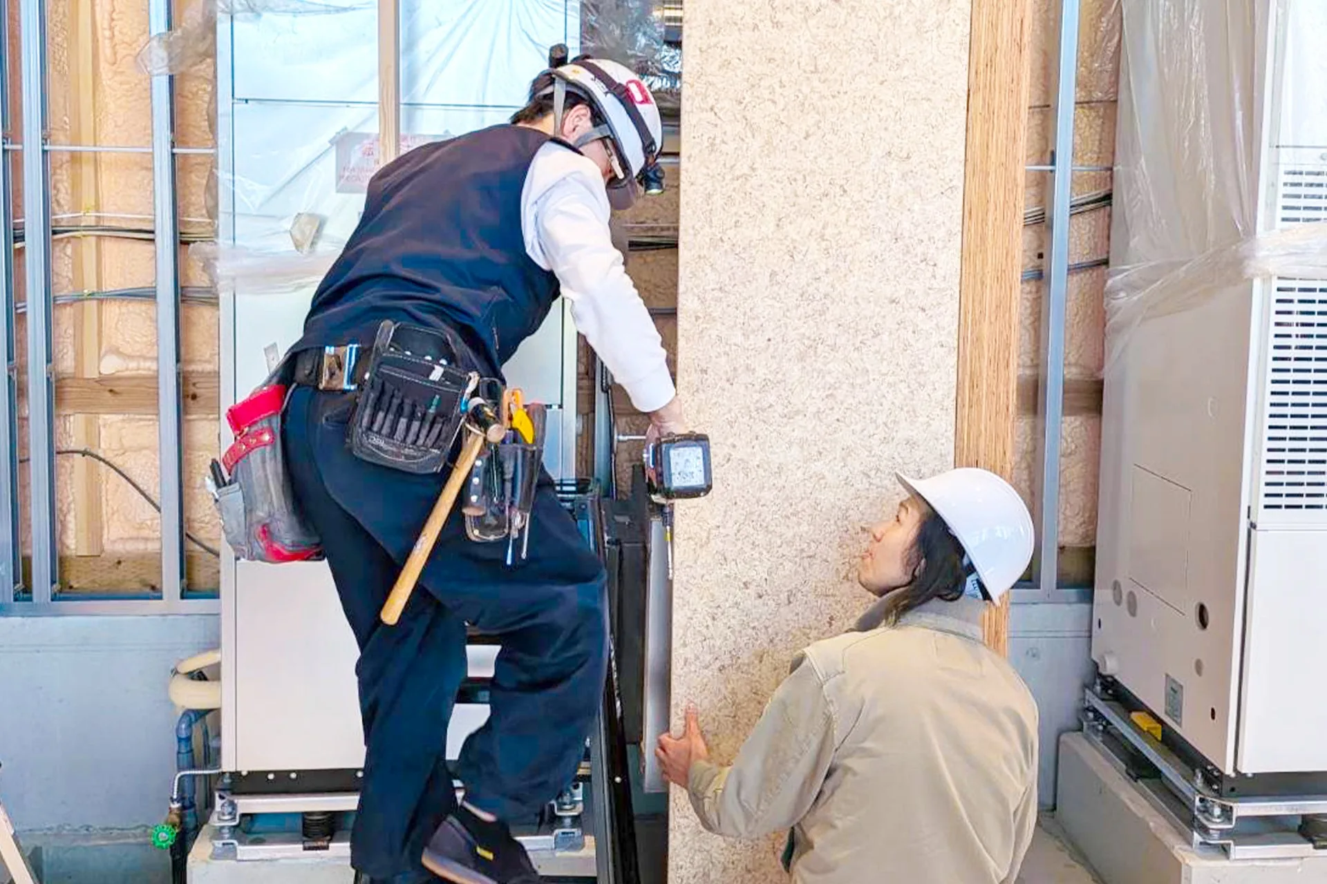 建具の取り付け作業風景