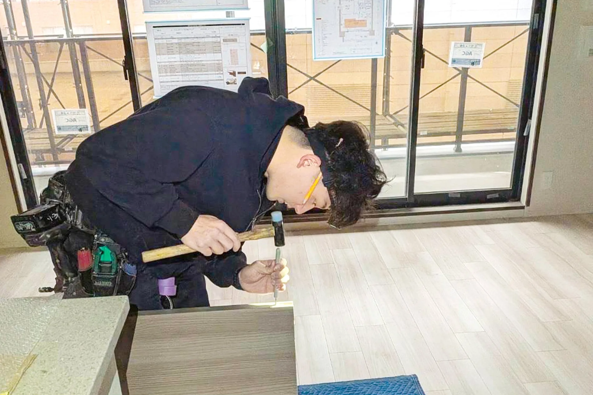 金槌を使った建具施工の様子